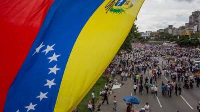 Manifestantes participan del denominado 'Gran plantón nacional' convocado por la oposición, ayer 15 de mayo de 2017, en Caracas (Venezuela). EFE