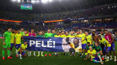 Los jugadores brasileños se unieron en torno a una pancarta en homenaje a Pelé al finalizar el encuentro ante Corea del Sur.