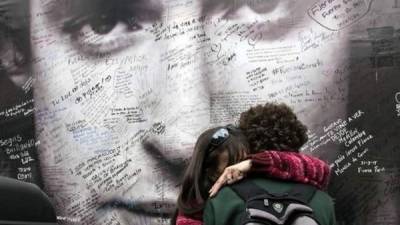 Fans de Cerati dejaron muestra de cariño para el músico al exterior del hospital en Buenos Aires en el que murió