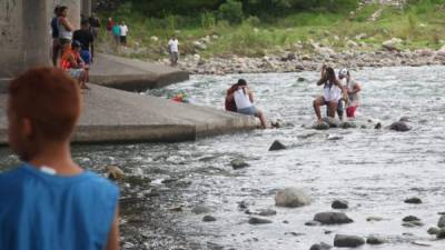 El cuerpo fue encontrado flotando en el agua debajo del puente.