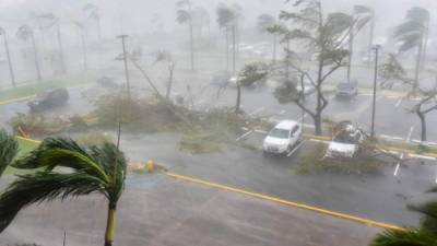 Los fuertes vientos del ciclón azotan ya la capital puertorriqueña.