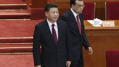 El presidente chino, Xi Jinping (i), junto a su primer ministro, Li Keqiang, durante la inauguración de la 5 sesión del 12 Comité Nacional de la Conferencia Consultiva Política del Pueblo Chino, en el Gran Salón del Pueblo en Pekín, el pasado 3 de marzo. EFE/Archivo