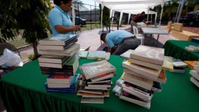 Asistentes observan libros en la tercera feria del libro del Centro Cultural de España este 22 de abril de 2017, en Tegucigalpa (Honduras). EFE