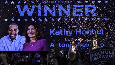 La gobernadora demócrata de Nueva York, Kathy Hochul, mantuvo su cargo tras ganar la reelección.