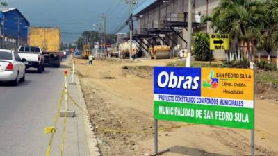 Los trabajos no se han paralizado, la vía tiene muchas tuberías y postes, y eso hace que la obra avance despacio.