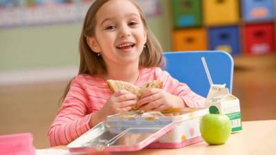 En la merienda escolar puede combinar alimentos con bajo contenido en grasa, frutas y leche.