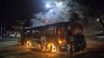 Manifestantes prendieron fuego a un autobús en Managua, como medida de descontento contra el Gobierno de Daniel Ortega./EFE.