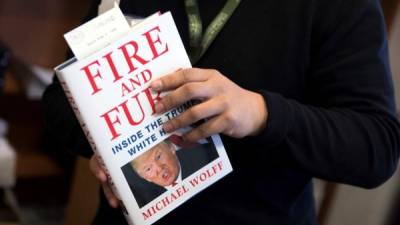 Ejemplares del libro 'Fire and Fury' se vendieron en cuestión de horas, que recuerda al fenómeno de Harry Potter en las librerías.// EFE/ Shawn Thew