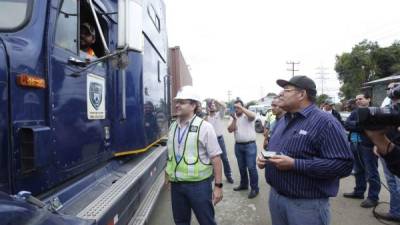 Leo Castellón, gerente general de la ENP, supervisa el paso de contenedores en el portón 14. Foto: Wendell Escoto