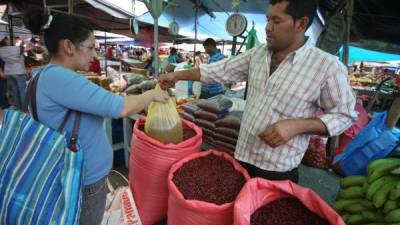 La mayoría de hondureños prefiere comprar en los mercados o ferias del agricultor porque los productos básicos se encuentran a menores precios.