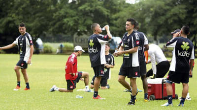 Los jugadores costarricenses se hidrataban a cada momento debido al calor y la humedad.