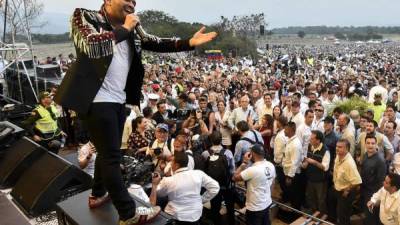 El cantante Nacho durante el 'Venezuela Aid Live', concierto que se celebró el pasado viernes. Foto: AFP.