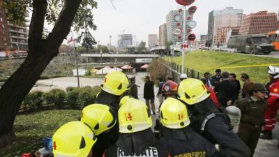 Bomberos chilenos inspeccionan una estación del metro en Santiago, tras una falsa alarma de bomba.