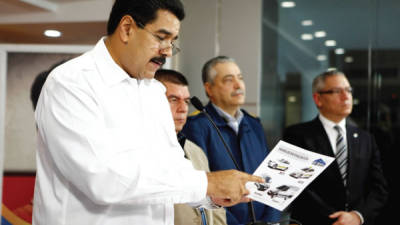 El presidente Nicolás Maduro promulga el decreto que controla los precios de losautos en Venezuela.