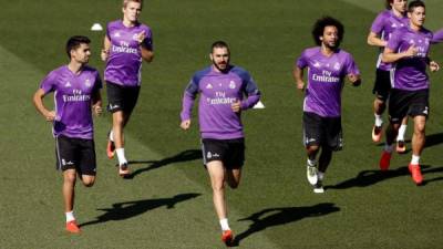 Los jugadores del Real Madrid Karim Benzema (c), Marcelo Vieira (3d) Luka Modric (2d), James Rodríguez y el jugador del filial Martin Odegaard (2i), durante el entrenamiento realizado ayer en la Ciudad Deportiva de Valdebebas. EFE