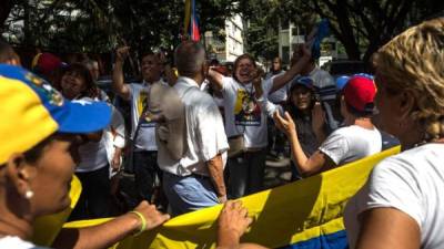 Miles de opositores comenzaron hoy a concentrarse en varias ciudades del país para participar en la denominada 'Toma de Venezuela'. EFE.