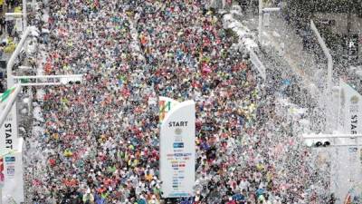 Corredores llenan la calle frente al Edificio Metropolitano de Japón en el inicio de la Maratón de Tokio 2019. Foto: EFE