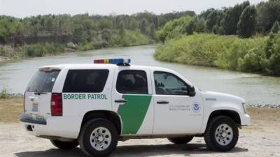 Un vehículo de la Guardia Fronteriza patrulla por el lado estadounidense del Río Grande cerca de McAllen, Texas (EE.UU.). EFE/Michael Reynolds/Archivo