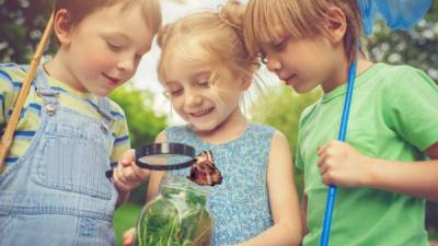 Con respecto a los niños con asma y alergias, los padres deben tomar medidas adicionales para planificar la experiencia al aire libre.