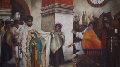La historia del indio Juan Diego que mostró la tilma donde quedó estampada la virgen de Guadalupe a monseñor Zumarraga fue recreada por el pintor hondureño en la catedral sampedrana. Fotos: Yoseph Amaya y Wendel Escoto