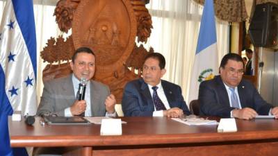 Carlos Raúl Morales, canciller de Guatemala; el ministro General, Jorge Ramón Hernández, y el canciller Arturo Corrales.
