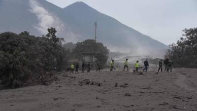 TOPSHOT - Rescuers search for victims in San Miguel Los Lotes, a village in Escuintla Department, about 35 km southwest of Guatemala City, on June 4, 2018, a day after the eruption of the Fuego VolcanoAt least 25 people were killed, according to the National Coordinator for Disaster Reduction (Conred), when Guatemala's Fuego volcano erupted Sunday, belching ash and rock and forcing the airport to close. / AFP PHOTO / Johan ORDONEZ