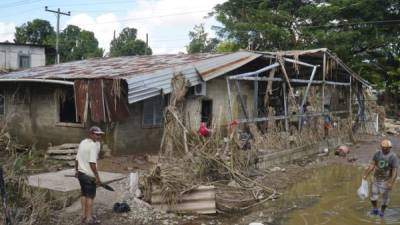 Los pobladores están siendo desalojados de los albergues, por lo que están volviendo a las colonias en donde sus casas son inhabitables. La devastación es total. Fotos: Amílcar Izaguirre/LA PRENSA