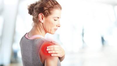 El dolor de hombros puede ocurrir por hacer un mal movimiento al efectuar un ejercicio.
