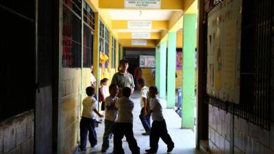 Niños en los pasillos de centro educativo.