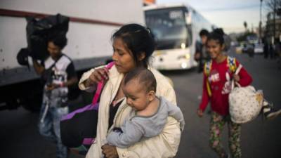 Migrantes centroamericanos se desplazan en una caravana hacia los Estados Unidos. Foto: AFP