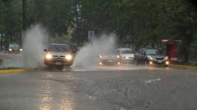 Las lluvias que cayeron esta tarde zonas del noroeste de Honduras provocaron que se inundaran numerosas calles y caminos de la zona afectada.