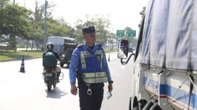 Los agentes de la Dirección Nacional de Vialidad y Transporte realizan operativos en los principales bulevares. Foto: Melvin Cubas.