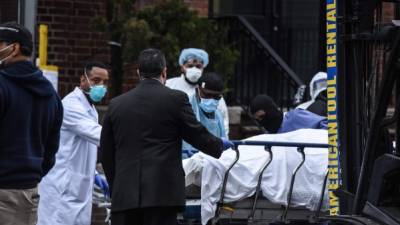 Personal médico traslada a un paciente con coronavirus. Foto: AFP