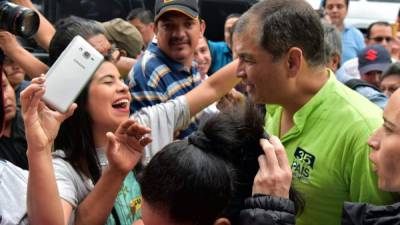 El expresidente de Ecuador, Rafael Correa, a su llegada al aeropuerto de Guayaquil fue recibido por cientos de sus simpatizantes, lo acompañaron hasta la sede de su partido.