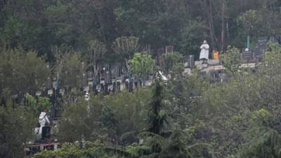 Autoridades sanitarias solo permiten un familiar en los cementerios para entierros de las víctimas del coronavirus en Wuhan./AFP.