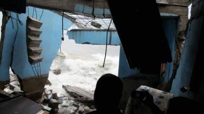 Violentas olas del mar Caribe, destruyeron ayer por la mañana viviendas ubicadas en la parte costera del barrio Inglés en La Ceiba.