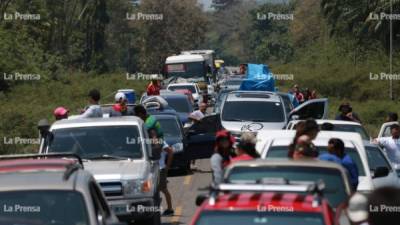 Enorme tráfico tras el accidente vehicular que dejó una persona muerta.