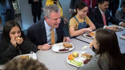 El alcalde de Nueva York, Bill de Blasio, se sumó a los lunes sin carne en una de las escuelas de la ciudad. /Foto: @nycschoolfood.