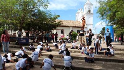 Escolares participaron en el festival de la tiza en la plaza central.