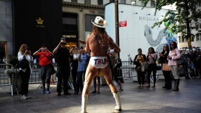 El vaquero en calzoncillos, uno de los personajes de Times Square muestra su apoyo por Trump en un día caluroso. AFP.