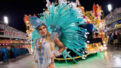 Las escuelas de samba de Rio de Janeiro cerraron la madrugada de este martes dos noches de deslumbrantes desfiles del carnaval más emblemático del mundo, marcados por la belleza de sus 'garotas', los colores, las fiestas y la música.
