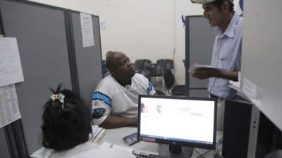 Servicio. Usuarios en oficina de Trabajo en el edificio Plaza.