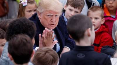 El presidente de Estados Unidos, Donald J. Trump (c), fue registrado ayer lunes, durante la celebración anual de la Pascua, conocida como 'Easter Egg Roll', en la Casa Blanca en Washington DC (EE.UU.). EFE