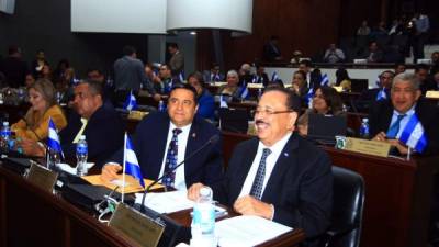 Los diputados hondureños Alberto Chedrany y Oswaldo Ramos Soto en la sesión del miércoles por la noche.