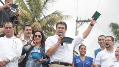 El presidente Hernández y su esposa explicaron a la población el uso de la famosa “untadita” para lavar pilas y barriles.