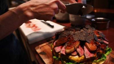 La ingesta excesiva de carnes rojas y carnes procesadas es una de las causas que acortan la vida de las personas. AFP