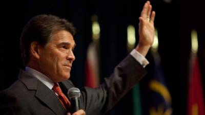 Perry mandó militarizar la frontera de Texas durante la crisis migratoria de 2014.