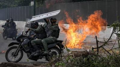 Los enfrentamientos entre la oposición y las fuerzas de seguridad del gobierno venezolano continúan en muchos lugares del país.