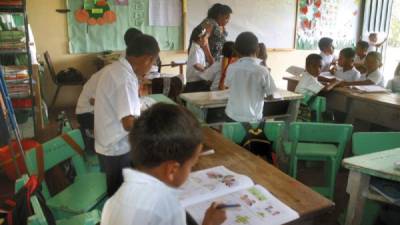 Varios niños reciben educación en una escuela.