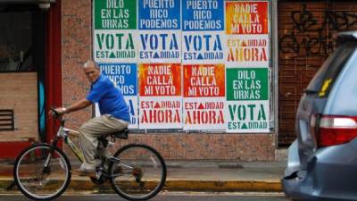 Carteles que anuncian el plebiscito en la ciudad de Bayamón, municipio el suroeste de San Juan, la capital de la isla.